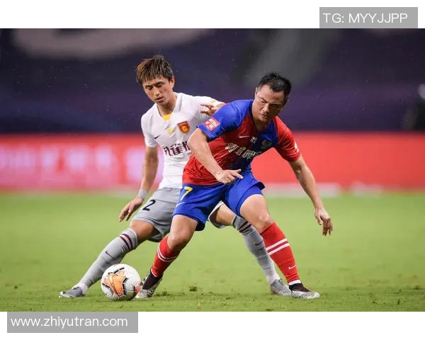 足总杯激战：AC米兰与里昂战平红牌事件引发全场热议